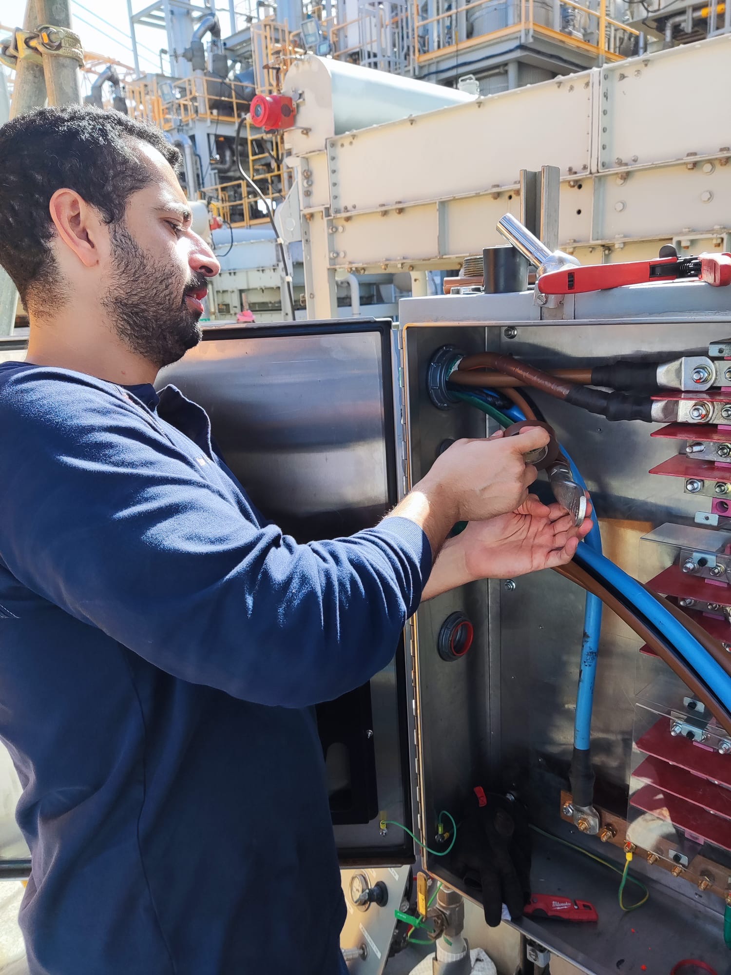 יניב חשמלאי - חשמלאים